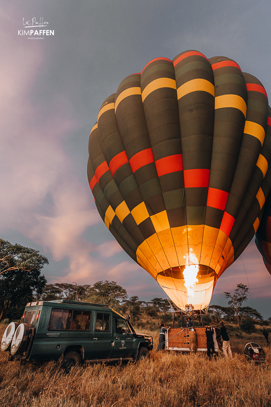 1. Early Morning Pickup Your adventure begins before dawn, usually around 4:30-5:00 AM. You will be picked up from your lodge or camp and transferred to the launch site. The early start ensures you witness the sunrise from the sky. 2. Safety Briefing and Inflation of the Balloon Upon arrival, the pilot and crew provide a safety briefing. You’ll watch as the massive balloon is inflated, a fascinating process that adds to the excitement.